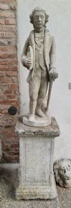 Estátua de jardim representando um cavalheiro veneziano em arenito branco com base.